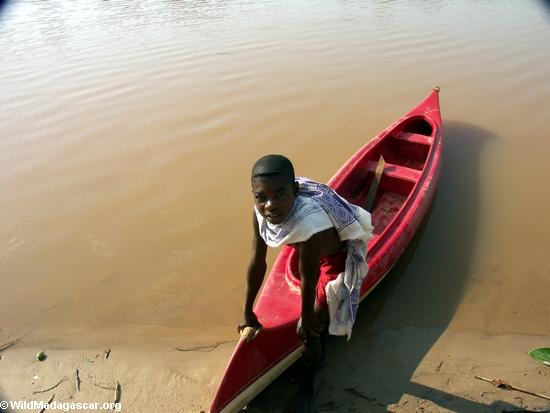 Bekopaka village; canoe boy (Tsingy de Bemaraha)