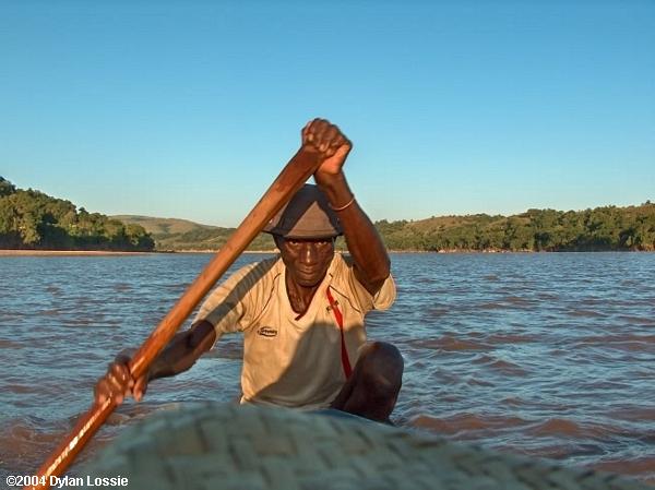 Tsiribihina River Canoe man (Tsiribihina River Canoe man)