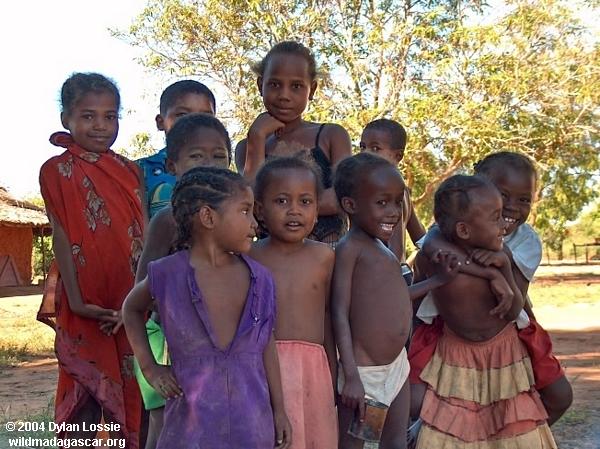 children near morondave (Morondava)
