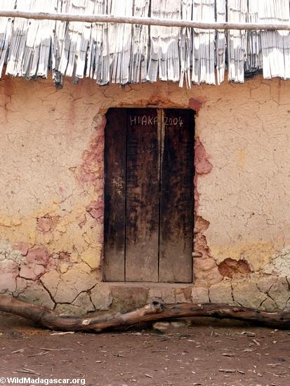 Hut door in Zafimaniry village of Ifasina (Ifasina / Antoetra)