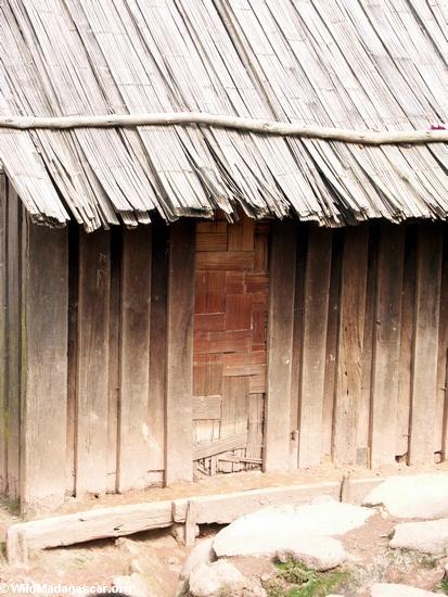 Wood woven door in Zafimaniry village of Ifasina (Ifasina / Antoetra)