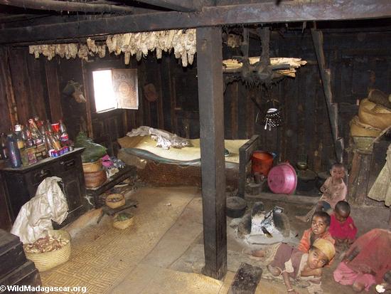 Interior of a Zafimaniry hut in the village of Ifasina (Ifasina / Antoetra)