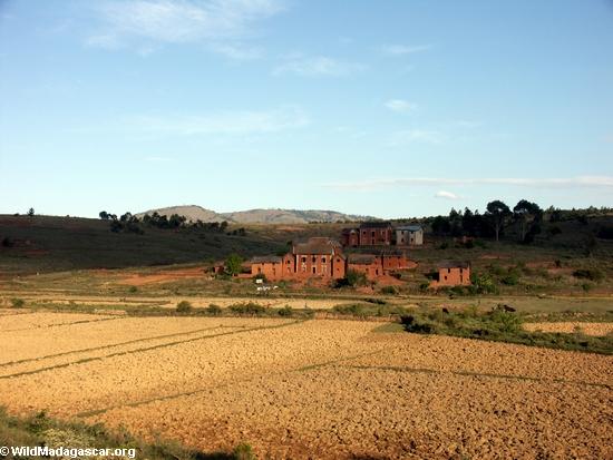 красные кирпичные дома в высокогорных районах Мадагаскара