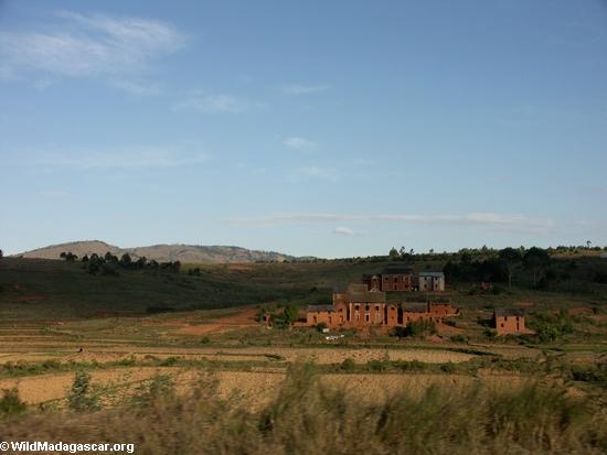 красные кирпичные дома возле Тана, Мадагаскар