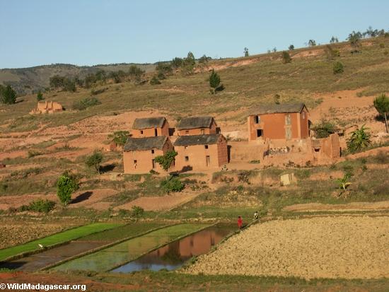 Casas rojas del ladrillo a lo largo de RN7