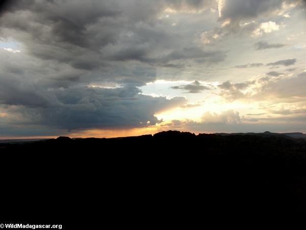 Nähernder Sturm am Sonnenuntergang Isalo im Nationalpark