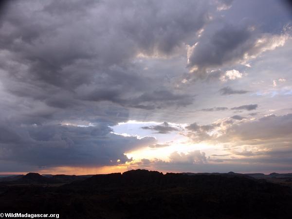 isalo国立公園での日没で嵐が近づいて