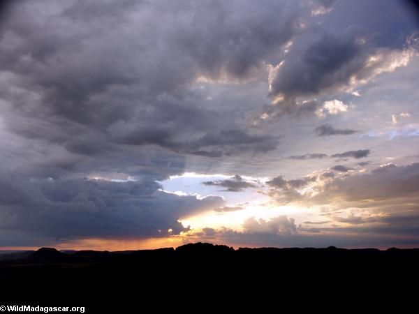 Nähernder Sturm am Sonnenuntergang Isalo im Nationalpark