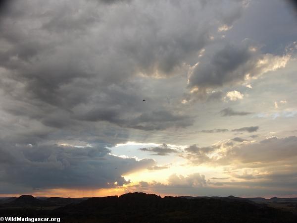 Tormenta que se acerca en la puesta del sol en el parque nacional de Isalo