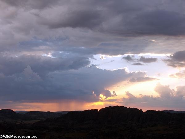 Tempestad de la lluvia que se acerca en la puesta del sol en el parque nacional Isalo