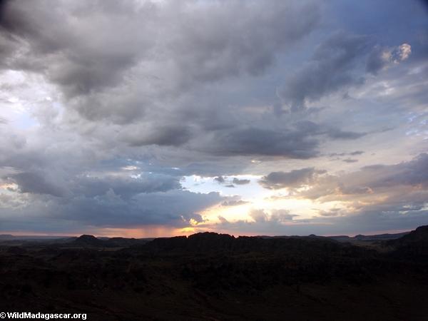 приближается буря на закате в isalo национальный парк