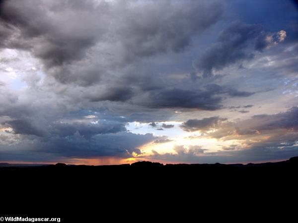 Tormenta que se acerca en la puesta del sol en el parque nacional de Isalo