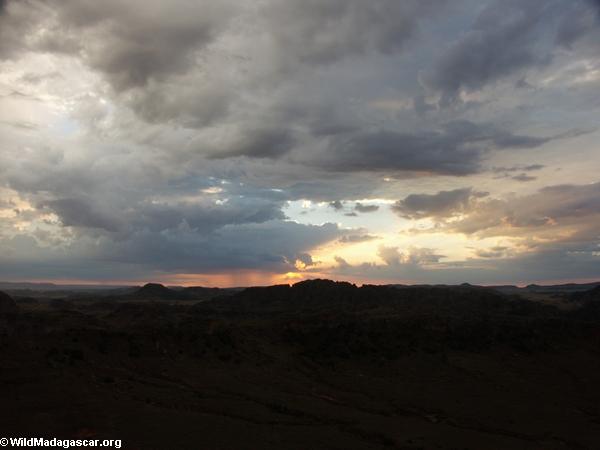 Tempestade aproximando-se no por do sol no parque nacional de Isalo