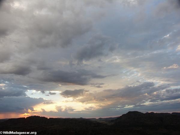 Pluie éloignée au coucher du soleil en parc national d'Isalo