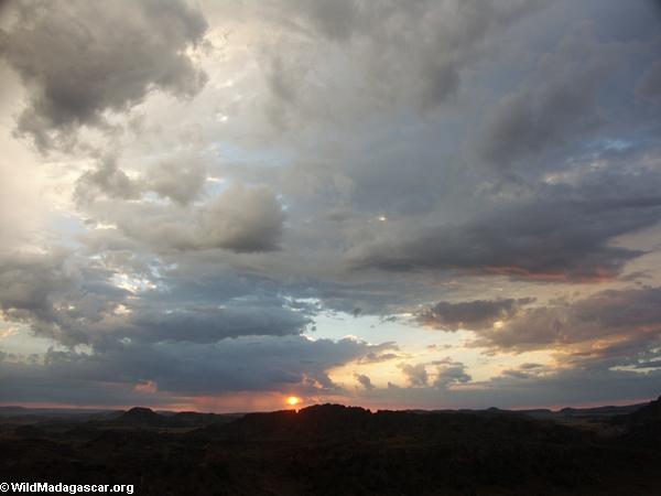 Lluvia distante en la puesta del sol en el parque nacional de Isalo