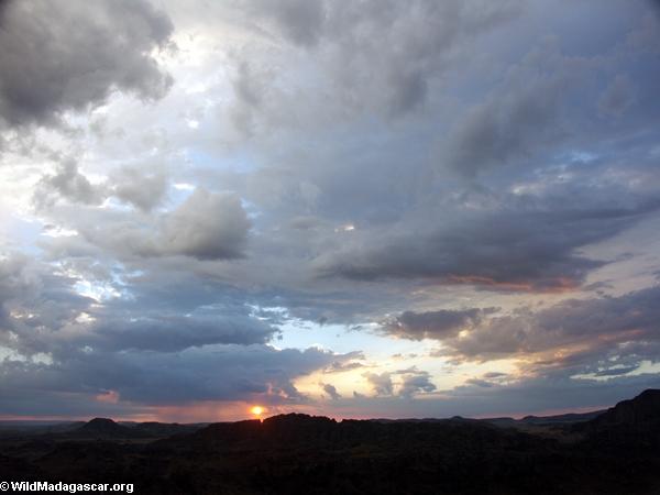 Lluvia distante en la puesta del sol en el parque nacional Isalo