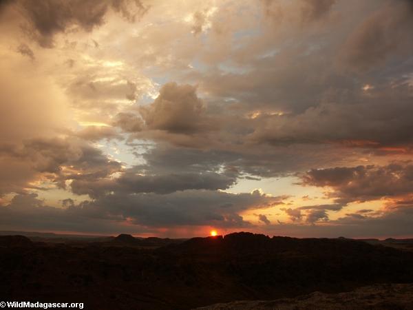 isalo国立公園での日没で遠い雨