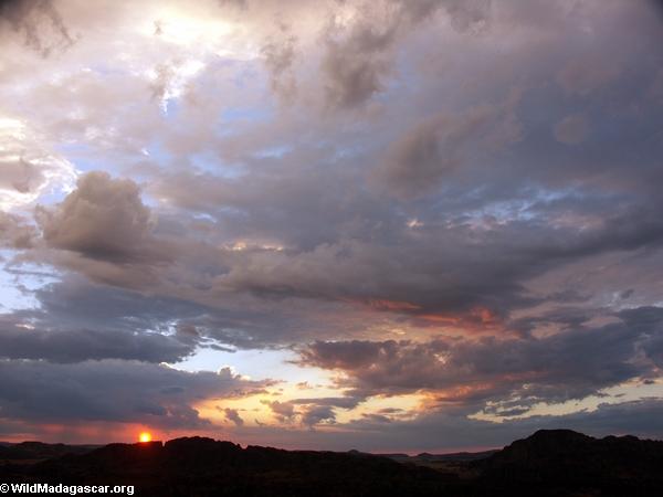 Lluvia distante en la puesta del sol en el parque nacional Isalo