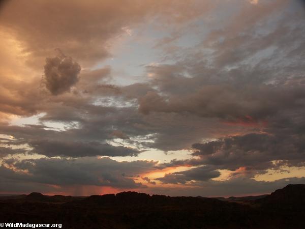 isalo国立公園での日没で遠い雨