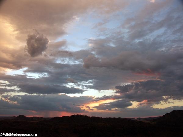 Entfernter Regen am Sonnenuntergang Isalo im Nationalpark