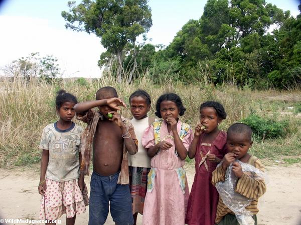 Children near Isalo (Isalo)