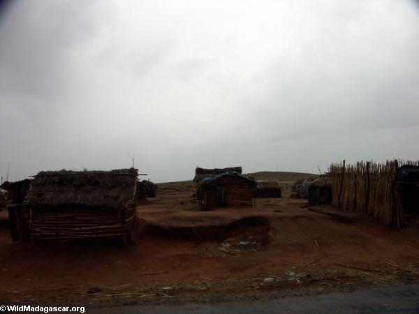 Shantytowns na estrada a Isalo