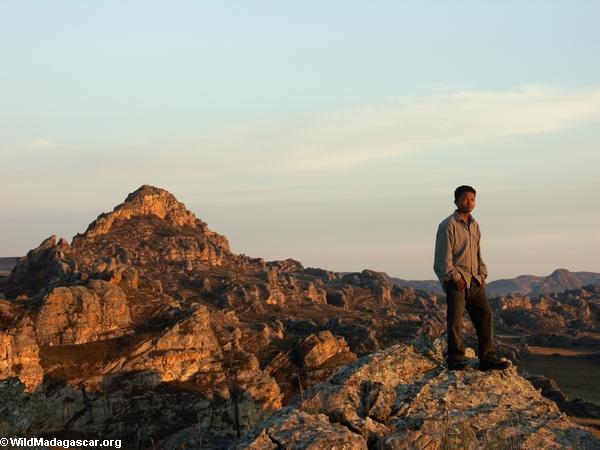 Benja auf Klippe in Isalo am Sonnenaufgang führen