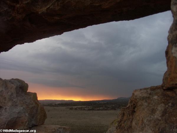 Sonnenuntergang durch natürliches Felsenfenster Isalo im Nationalpark