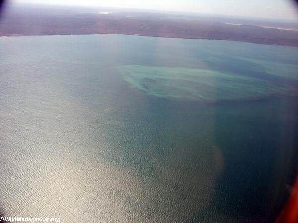 Luftaufnahme des Korallenriffs nahe Tulear