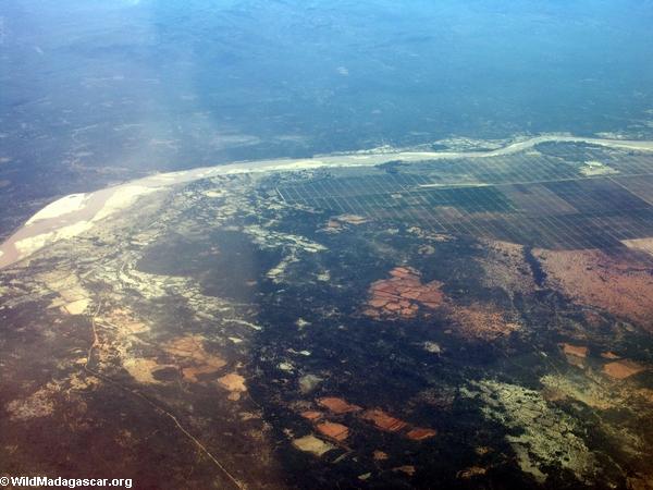 Аэрофотоснимок обезлесения и эрозии в южной части Мадагаскара