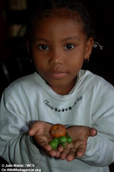 Muchacha malgache con la fruta