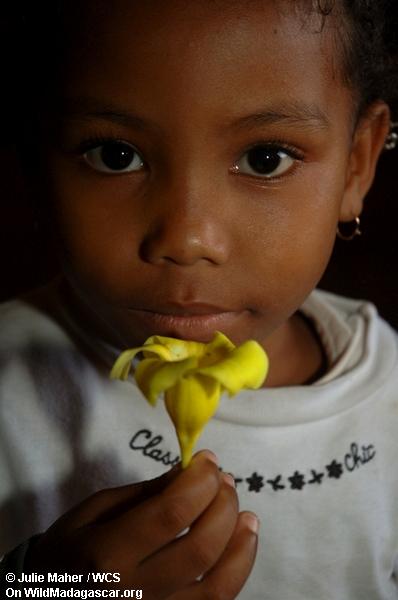 マダガスカル語の花と少女