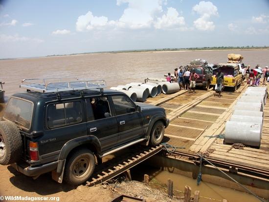 Car ferry on the Tsiribihina river (Kirindy)