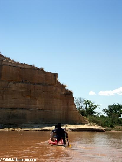 ガイドbenjaと最大丸木舟で川にmanambolo