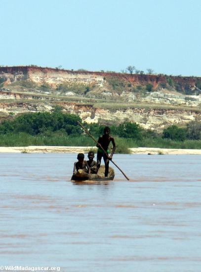 sakalave мальчиков в пирога на реке manambolo