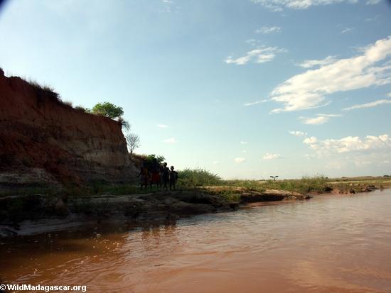 Riverside das crianças de Manambolo