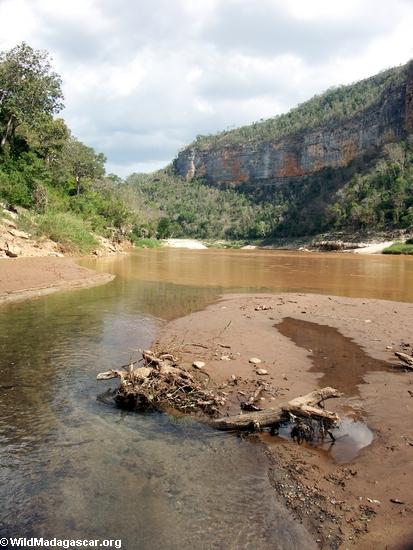 La crique d'Oly joint le manambolo