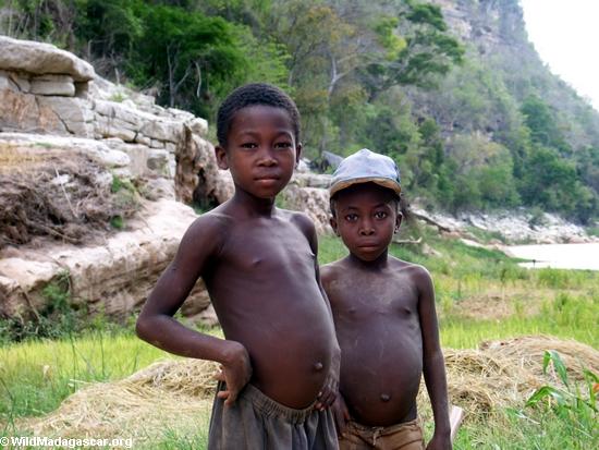 Os meninos de Sakalava long o rio de Manambolo