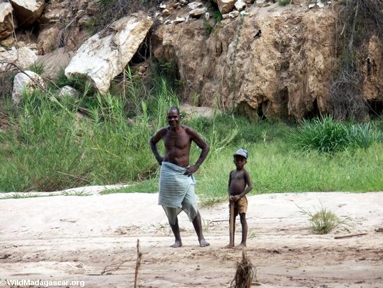 Sakalava Vater und Sohn auf Strand von Manambolo