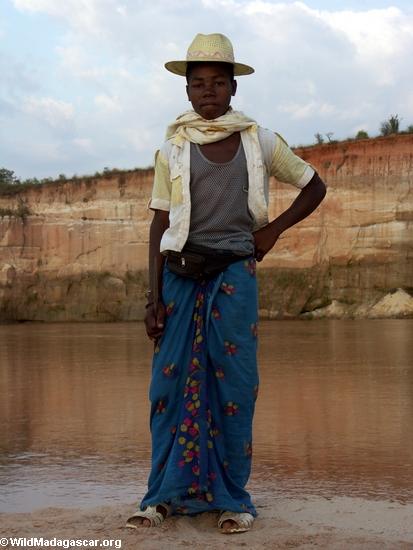 Muchacho de Sakalava a lo largo del río de Manambolo