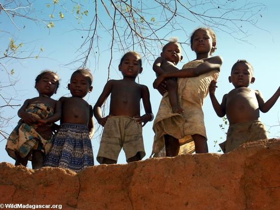 Tsianaloka village children on banks Manambolo(Manambolo)
