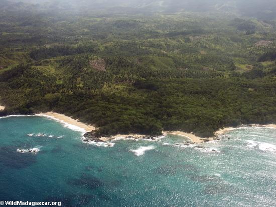 Vue aérienne de côte le long du short occidental du compartiment d'Antongil