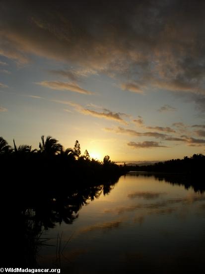 Lagune finie de Maroantsetra de coucher du soleil