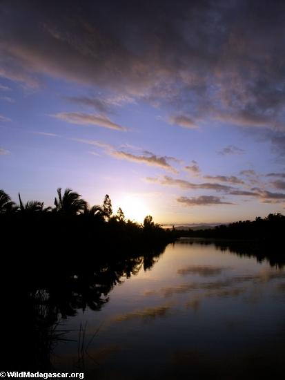 Sonnenuntergang über einem Kanal nahe Maroantsetra