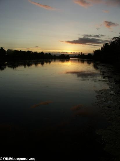 マロアンツェトラ以上の日没運河