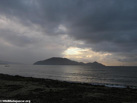 Puesta del sol sobre la bahía de Antongil y de Mangabe Nosy  