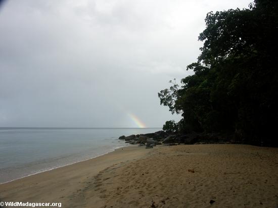 Regenbogen weg von der Masoala Halbinsel über der Bucht von Antongil