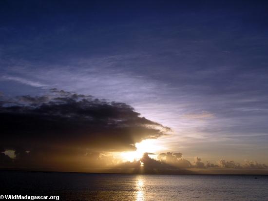 antongilベイ、マダガスカルでの日没