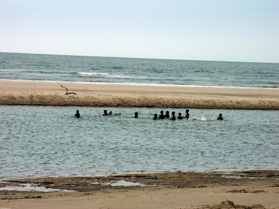 Kinder, die im Ozean weg von Morondava spielen