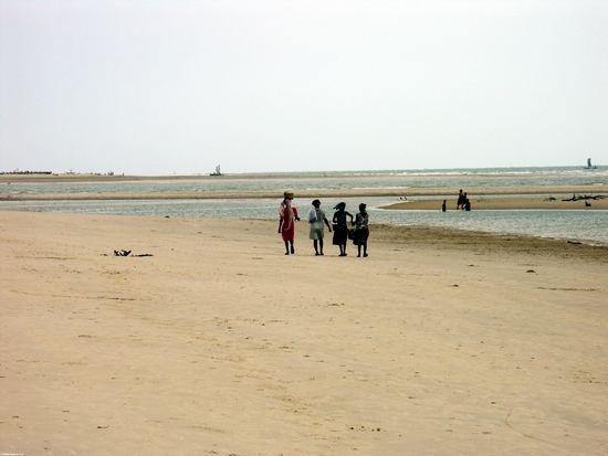 女性モロンダバのビーチの上を歩い